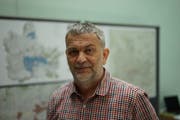 Stadtenwickler René Haefeli in der Ausstellung zum Raumkonzept. (Bild: Johannes Wey)