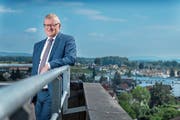 Hat er den Überblick über die Gemeinde? Rolf Born auf dem Dach der Gemeindeverwaltung Emmen. Bild: Boris Bürgisser (Emmen, 21. Juni 2018)