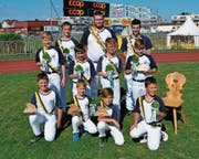 Die Urner Nationalturner in Romanshorn: Von links, vordere Reihe: Fabio Gisler, Noe Huwyler, Elias Arnold, Fabio Herger; mittlere Reihe: Tim Schnellmann, Severin Epp, Roman Roner, Janis Arnold; hintere Reihe: Luca Püntener, Andi Imhof, Tobias Kempf. (Bild: PD)