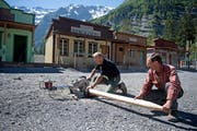 Billy Schwyzer (links) und Wisi Barmettler bei letzten Arbeiten an der Westernstadt im öffentlichen Publikumsbereich.