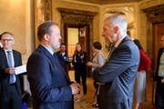 Die beiden Luzerner, Nationalrat Albert Vitali (FDP, links) und Ständerat Konrad Graber (CVP), im Gespräch in der Wandelhalle des Bundeshauses während der Juni-Session. Bild: Anthony Anex/Keystone (Bern, 13. Juni 2018)