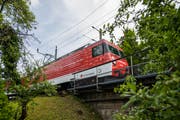 Der Luzern-Engelberg-Express mit einer Lok des Typs HGe 4/4. Bild: Roger Grütter (Hergiswil, 24. Juni 2018)