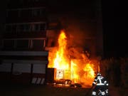 Feuer bei der PET-Sammelstelle eines Lebensmittelgeschäfts in Zuchwil: Mehrere Bewohner des Wohnhauses mussten evakuiert werden. (Bild: Solothurner Kantonspolizei)
