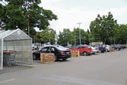 Visiere wie die auf dem Bild sind beinahe auf dem ganzen Migros-Parkplatz in Widnau verteilt. (Bild: Seraina Hess)