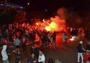Feuer und Flamme am Wiler Kreisel nach dem WM-Sieg der Schweiz. Stimmig oder unsinnig? (Bild: Christoph Heer)