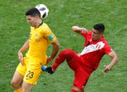 Australiens Tom Rogic (links) und Perus Paolo Hurtado (Bild: AP Photo/Efrem Lukatsky)