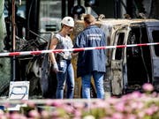 Polizisten am Tatort vor dem «Telegraaf». (Bild: KEYSTONE/EPA ANP/KOEN VAN WEEL)