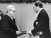 1981 wurde Elias Canetti (l) mit dem Nobelpreis für Literatur ausgezeichnet. Übergeben wurde der Preis in Stockholm von König Carl Gustaf. (Archiv) (Bild: Keystone/AP REPORTAGEBILD/TOBBE GUSTAVSSON)