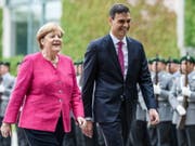 Angela Merkel und Pedro Sanchez am Dienstag in Berlin beim Abschreiten der Ehrengarde. (Bild: Keystone/EPA/CLEMENS BILAN)