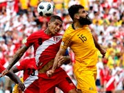 Australiens Captain Mile Jedinak (rechts) steigt höher als Paolo Guerrero, doch zum Matchwinner avanciert der Peruaner (Bild: KEYSTONE/EPA/RONALD WITTEK)