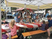Das sonnige Wetter lockte zahlreiche Gäste an den erweiterten Wochenmarkt. (Bild: PD)