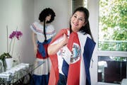 Cattleya, Tracht und beide Fahnen: Maria Elena Känel Alvarado ist bereit für das Spiel heute Abend. (Bild: Ralph Ribi)