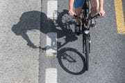 Ein Velofahrer auf einem Radweg in Luzern. (Bild: Boris Bürgisser (Luzern, 28. Mai 2018))