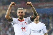 Die Schweizer Valon Behrami feiert den Sieg gegen Serbien. (Bild: KEY)