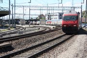 Noch fährt dieser Doppelstöcker an Wil vorbei Richtung St. Gallen. Ab dem 7. Juli ist für den IC1 hier Endstation. (Bild: Simon Dudle)