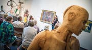 Rita Hegland (rechts) von Alzheimer Thurgau stellt den Teilnehmern Fragen zum Bild, währenddessen führt Daniela Siebrecht Protokoll. (Bild: Andrea Stalder)