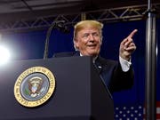 US-Präsident Donald Trump lobte am Montag an einer Veranstaltung in South Carolina seine eigene Haarpracht und warnte all jene, die ein Toupet tragen, nicht zu einer Präsidentenwahl anzutreten. (Bild: KEYSTONE/AP/SUSAN WALSH)
