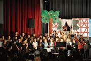Die Kinder bei der Premiere auf der Bühne. (Bild: PD)