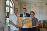 Am Dienstag übergab der bisherige Gesamtleiter der Heime Teufen, Paul Egger (links), offiziell sein Amt an Nachfolgerin Ursina Moser. Mit dabei war unter anderem Gemeinderat und Präsident der Heimkommission Marco Sütterle (Mitte). (Bild: Miranda Diggelmann)