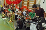 Die Band für die Livemusik probt bereits mit dem Ensemble. (Bild: Michael Hug)