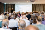 Über 100 Interessenten fanden sich im neuen Trakt des Regionalspitals ein. (Bild: Sascha Erni)