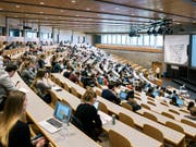 Haben nach dem Abgang öfters mehrere Jobs gleichzeitig: Studierende, hier an der Universität St. Gallen. (Bild: KEYSTONE/CHRISTIAN BEUTLER)
