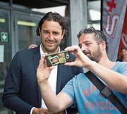 Luca Toni (links) lässt sich mit einem Fan fotografieren. (Bild: Roger Grütter (Luzern. 24. Juni 2018))
