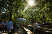 Es ist Sommer pur und die WM lockt die Menschen in die Public Viewing. So hier bei der Ufschötti in Luzern. Bild: Jakob Ineichen (Luzern, 26. Juni 2018)