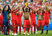 Die peruanischen Spieler feiern nach ihrem 2:0 Sieg gegen die Aussies. (Bild: AP Photo/Martin Meissner)