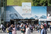Touristen Gruppen bei der Talstation der Titlis Bergbahnen in Engelberg. (Bild: Urs Flüeler/Keystone)