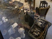 Als wäre er nur schnell was essen gegangen: Blick auf Alberto Giacomettis Arbeitstisch im neu eröffneten Giacometti Institut in Paris. (Bild: Keystone/EPA/IAN LANGSDON)