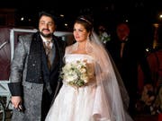 Anna Netrebko und ihr Mann Yusif Eyvazov - hier 2015 auf ihrer Hochzeit - werden nächstes Jahr gemeinsam in der Arena von Verona auftreten. Das Engagement steht in Zusammenhang mit dem Versuch, das beschädigte Image der Arena zu verbessern. (Bild: Keystone/EPA/CHRISTIAN BRUNA)