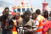 Gerettete Migranten erreichen den Hafen von Motril im Süden Spaniens. (Miguel Paquet/EPA, 21. Juni 2018)