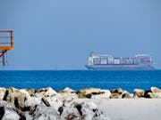 Das dänische Containerschiff «Alexander Maersk» durfte in Italien ankern, damit die über 100 geretteten Flüchtlinge von Bord gehen können. (Bild: KEYSTONE/AP/SALVATORE CAVALLI)