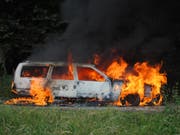 Die Schaffhauser Einsatzkräfte konnten das brennende Auto nicht mehr retten. Es war von jungen Leuten gestohlen worden. (Bild: Foto: Schaffhauser Polizei)
