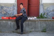 Marlis Krummenacher auf ihrem Hof Hinterwies in Root. (Bild: Boris Bürgisser (21. Juni 2018))