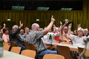 Klare Voten an der Gemeindeversammlung im Pentorama. (Bild: Rita Kohn)