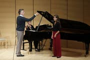 Ausdruck heisst öffnen – nicht in den Keller steigen: Opernstar Thomas Hampson mit Isabel Pfefferkorn im Meisterkurs. (Bild: Schubertiade)