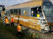 Einsatzkräfte an der Unfallstelle. (Bild: Keystone/APA/EINSATZDOKU.AT/ED STEYRER)