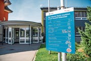 Die Täter, welche brennbare Flüssigkeit an die Turnhalle warfen, wurden noch nicht gefasst. (Bild: Ralph Ribi)