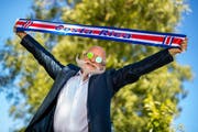 Stadtoriginal Markus Petrig posiert mit einem Costa Rica Schal. Bild Philipp Schmidli (Luzern, 26. Juni 2018)