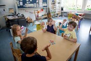 Kindergärtler in Sarnen beim Kartenspiel. (Bild: Corinne Glanzmann (Sarnen, 26. Juni 2018))