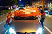 Glocken statt Hupen: Die Jungen Grünen fordern, auf Autokorsos wie nach dem Sieg gegen Serbien zu verzichten und stattdessen auf dem Velo zu feiern. (Bild: Michel Canonica)