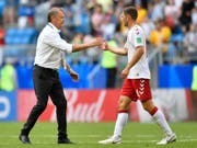 Dänemarks Coach Age Hareide gratuliert Henrik Dalsgaard: Die Dänen stehen im Achtelfinal (Bild: KEYSTONE/AP/MARTIN MEISSNER)