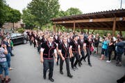 Einzug der Schwinger zur Siegerehrung. Bild: Roger Grütter