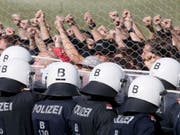 Am Grenzzaun in Spielfeld übernahmen mehr als 200 Polizeischüler die Rolle einer Flüchtlingsgruppe, die mit Sprechchören das Öffnen der Grenze forderte und von der Polizei zurückgehalten wurde. (Bild: Keystone/AP/RONALD ZAK)