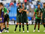 Trotz bislang starker Leistungen droht Australien mit Trent Sainsbury (rechts) und Teamkollege Mile Jedinak das Aus (Bild: KEYSTONE/AP/MARTIN MEISSNER)