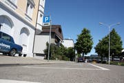Hier an der Weststrasse halten die meisten Fernbusse (Bild: Simon Dudle)