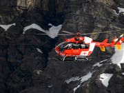 An der Bergung des tödlich verletzten Berggängers war auch die Schweizerische Rettungsflugwacht beteiligt (Bild: KEYSTONE/LAURENT GILLIERON)