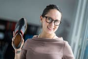 Catalina Jossen Cardozo mit einem Schuh, den sie vermarktet. Bild: Bridge/PD